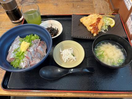 限定の2色アジ丼と追加のアジフライ(小)